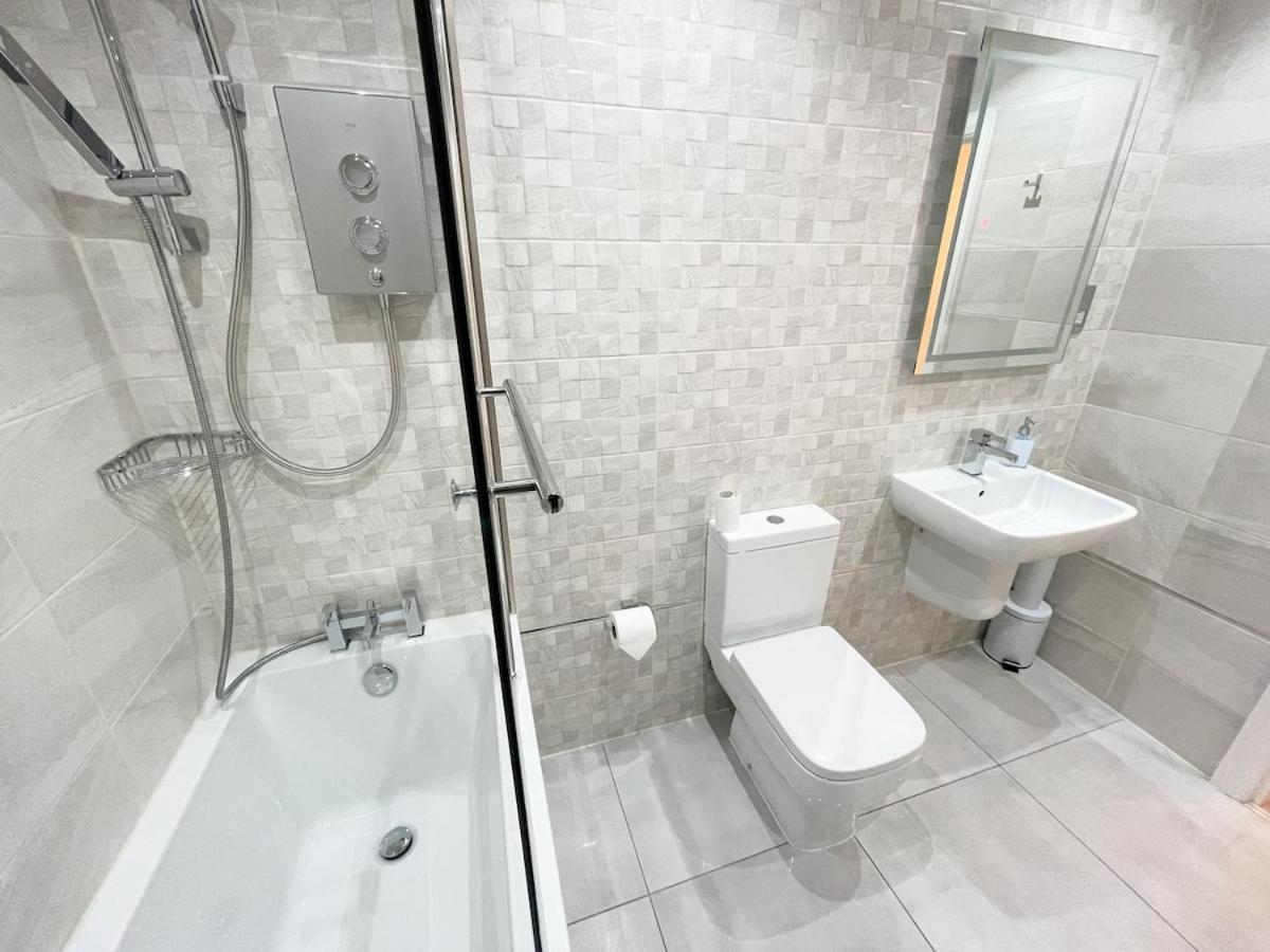 Recently Refurbished Two Bedroom Apartment, Central Location! غلاسغو المظهر الخارجي الصورة